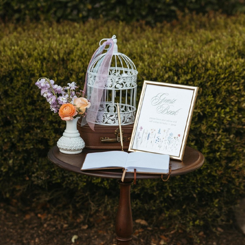 Birdcage & welcome-sign vignette