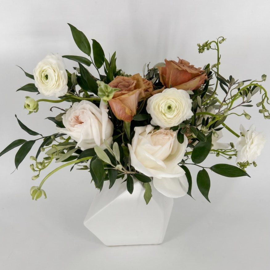 Ranunculus & toffee rose centerpiece