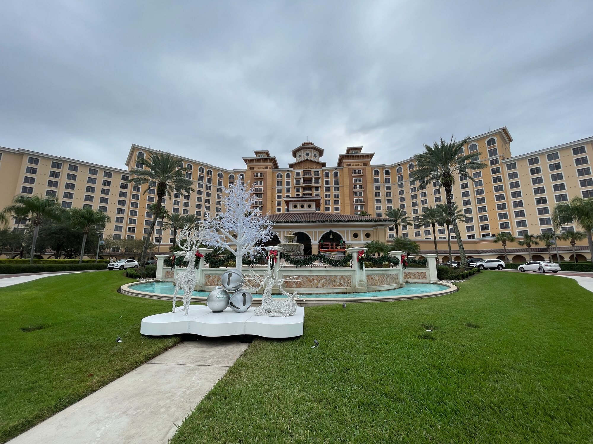 Elegant resort holiday décor installation