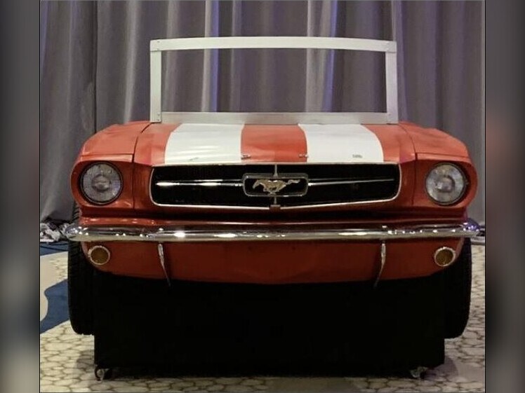 Vintage Mustang front-end photo op